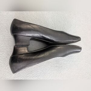 Trotters Doris Black Leather Comfort Pumps 8M Classic Timeless Neutral Staple